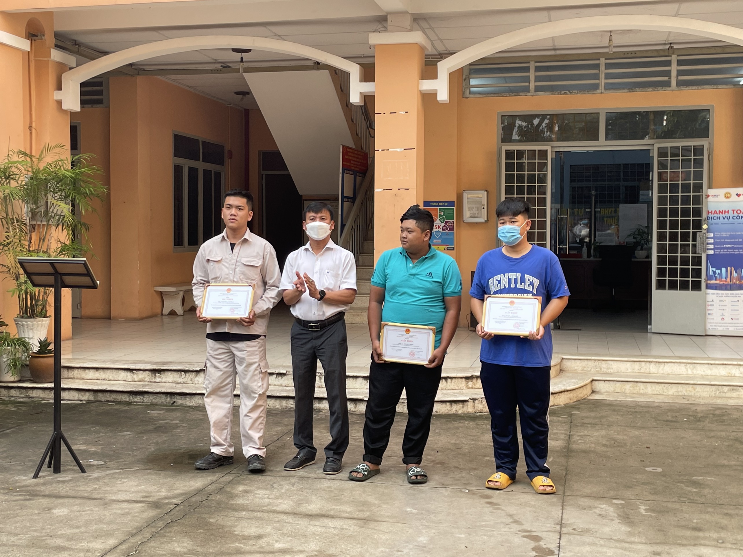 UBND Phường 13 trao khen thưởng các cá nhân đã tích cực tham gia phong
                    trào “Toàn dân bảo vệ an ninh Tổ quốc”