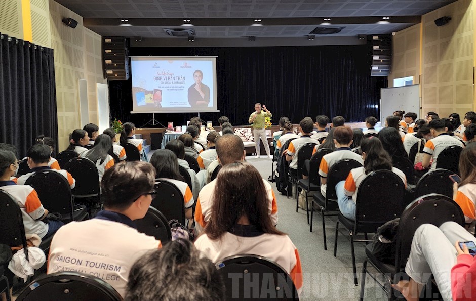 Đọc sách để hoàn thiện bản thân trong nghề nghiệp và
                        cuộc sống